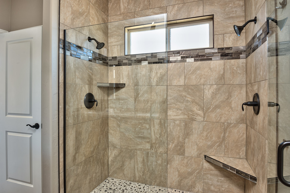 Пример оригинального дизайна: главная ванная комната среднего размера в стиле рустика с двойным душем