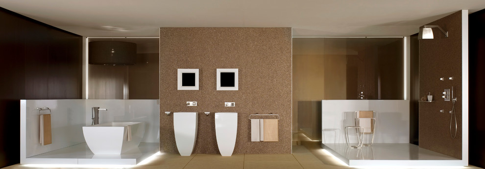 Foto di una stanza da bagno tradizionale con lavabo a colonna e vasca freestanding