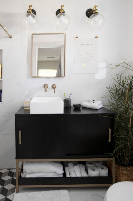 Get Ideas From This Budget-Friendly Black-and-White Bath