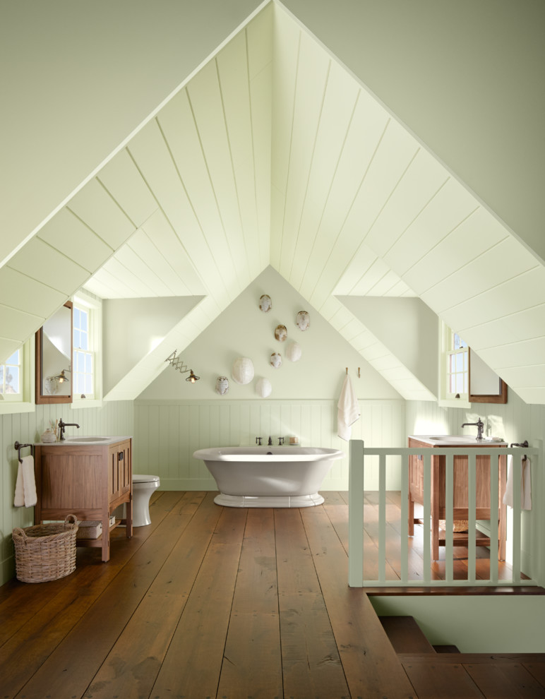 Идея дизайна: главная ванная комната в стиле кантри с фасадами в стиле шейкер, темными деревянными фасадами, отдельно стоящей ванной, зелеными стенами, темным паркетным полом, консольной раковиной и коричневым полом