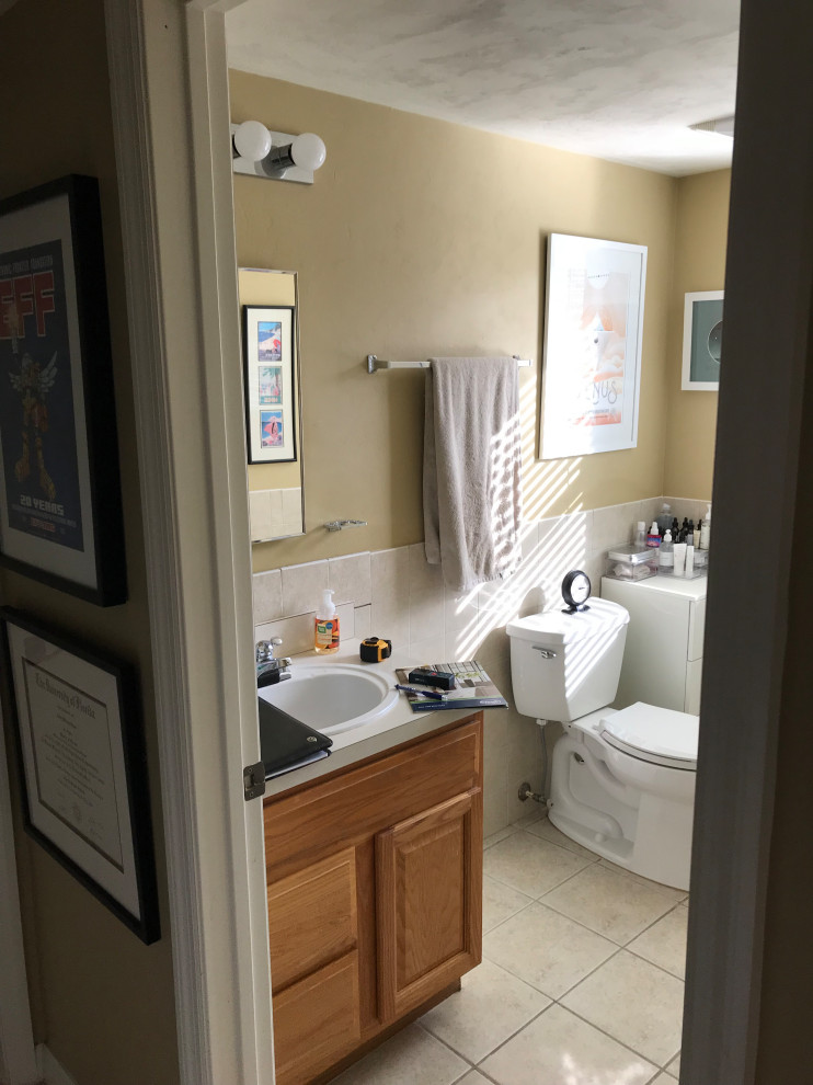 Idée de décoration pour une salle de bain principale minimaliste de taille moyenne avec un placard à porte shaker, des portes de placard beiges, une douche d'angle, un carrelage beige, des carreaux de porcelaine, un mur blanc, un sol en carrelage de porcelaine, un lavabo encastré, un plan de toilette en quartz, un sol gris, une cabine de douche avec un rideau et un plan de toilette gris.