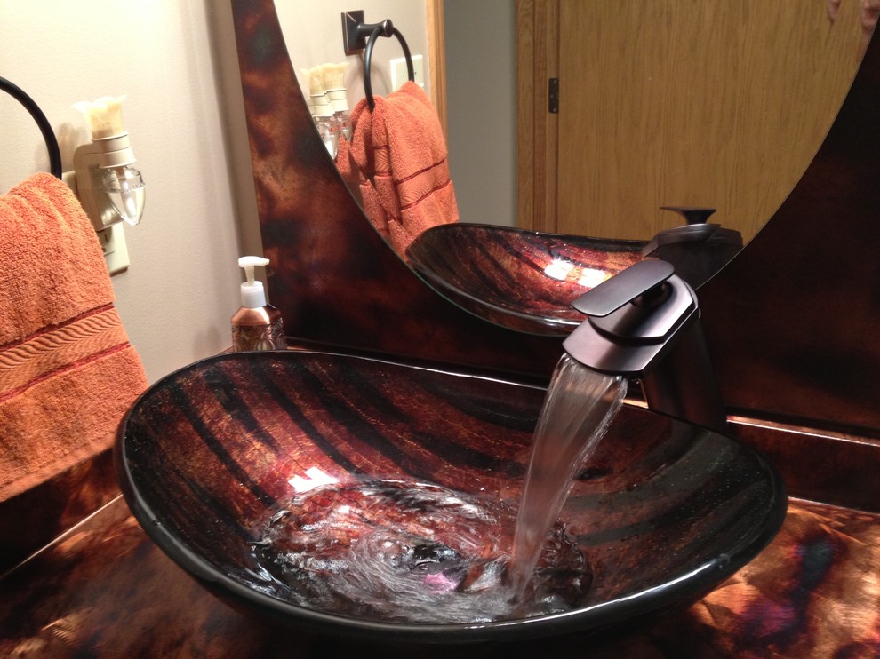 Cette image montre une salle de bain traditionnelle avec une vasque.