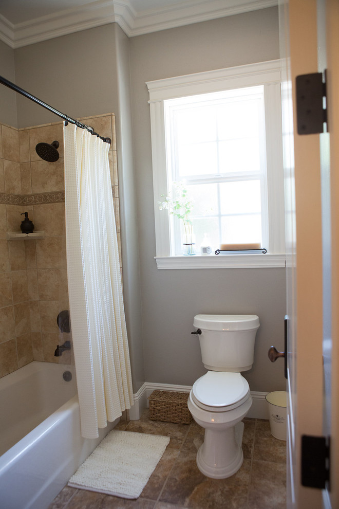 Idéer för ett mellanstort klassiskt en-suite badrum, med luckor med upphöjd panel, vita skåp, ett badkar i en alkov, en dusch/badkar-kombination, en toalettstol med separat cisternkåpa, travertinkakel, grå väggar, travertin golv, ett nedsänkt handfat, granitbänkskiva, flerfärgat golv och dusch med duschdraperi