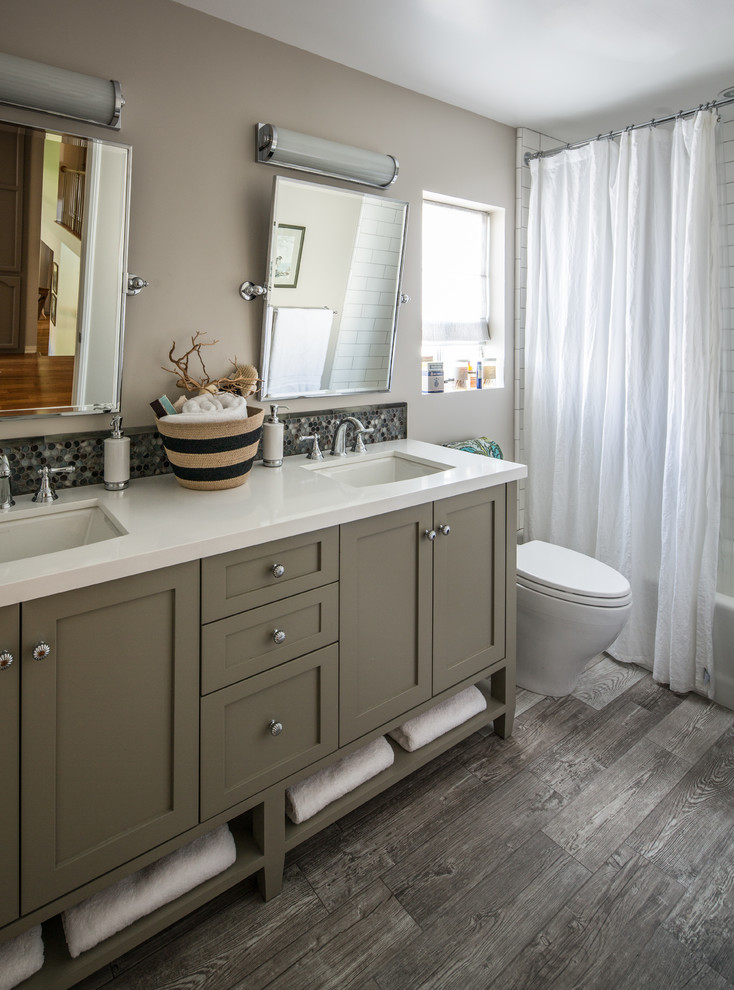 На фото: ванная комната среднего размера с врезной раковиной, фасадами в стиле шейкер, ванной в нише, унитазом-моноблоком, разноцветной плиткой, плиткой мозаикой, серыми стенами, паркетным полом среднего тона и шторкой для ванной