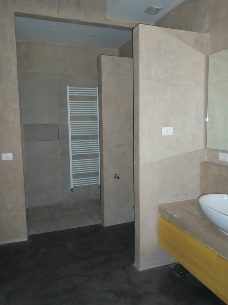 На фото: главная ванная комната среднего размера в стиле модернизм с светлыми деревянными фасадами, столешницей из бетона, накладной ванной, бежевыми стенами и бетонным полом с