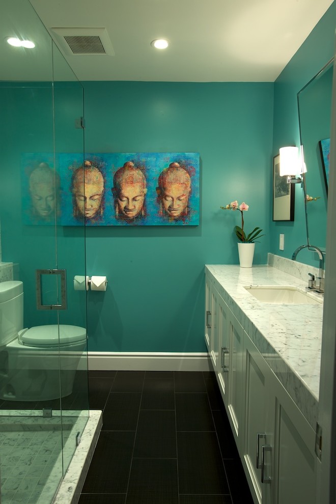 Exempel på ett mellanstort modernt badrum med dusch, med luckor med infälld panel, vita skåp, en hörndusch, en toalettstol med separat cisternkåpa, vit kakel, stenhäll, blå väggar, klinkergolv i porslin, ett undermonterad handfat och marmorbänkskiva