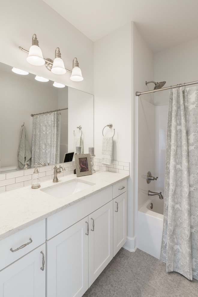 Immagine di una stanza da bagno moderna con ante bianche, vasca da incasso, piastrelle bianche, pareti bianche, pavimento con piastrelle in ceramica, top in quarzite, pavimento bianco e top bianco
