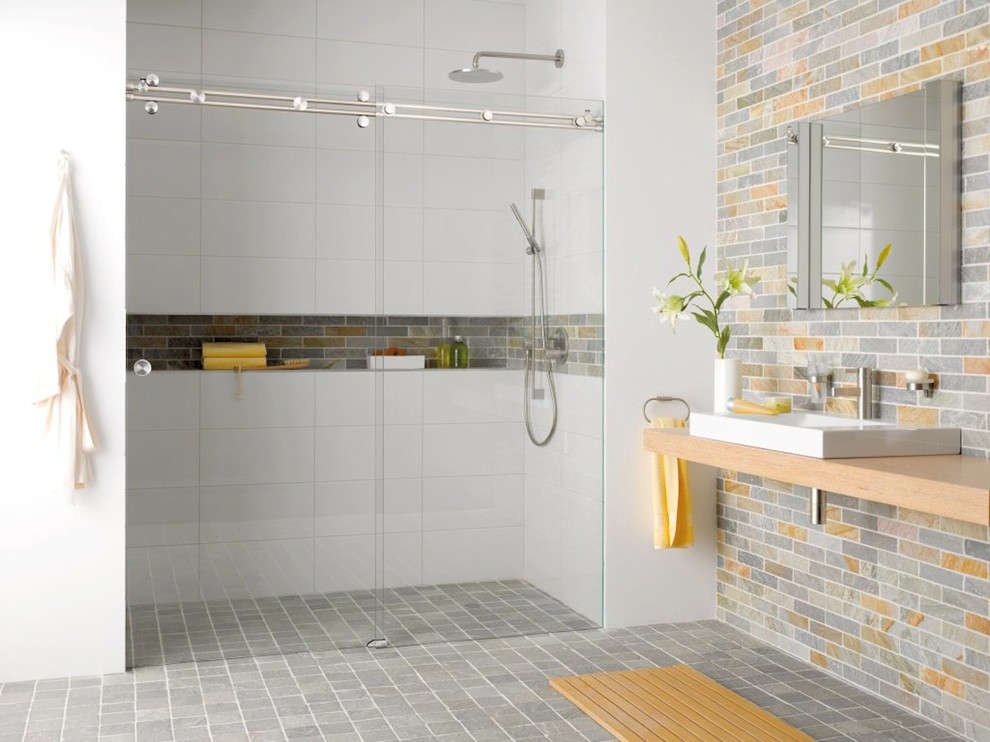 Inredning av ett modernt mellanstort en-suite badrum, med en dusch i en alkov, grå kakel, gul kakel, cementgolv, ett fristående handfat, träbänkskiva, grått golv och dusch med skjutdörr