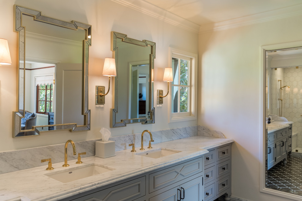 На фото: большая главная ванная комната в классическом стиле с фасадами с утопленной филенкой, серыми фасадами, полом из известняка, врезной раковиной и мраморной столешницей с