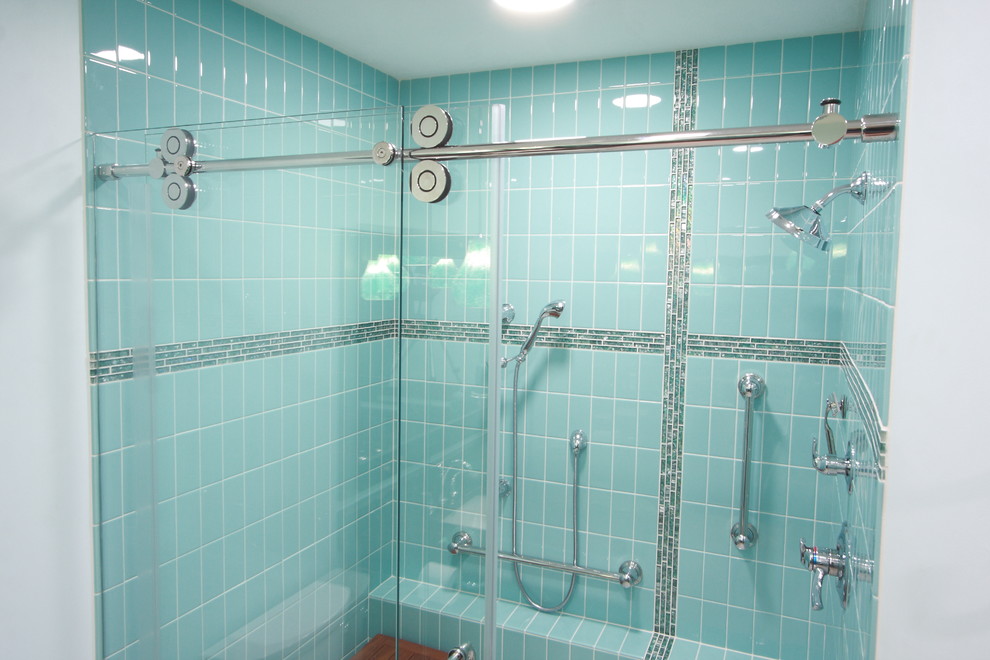 Exempel på ett mycket stort modernt en-suite badrum, med släta luckor, skåp i mörkt trä, en kantlös dusch, en toalettstol med separat cisternkåpa, grön kakel, glaskakel, gröna väggar, klinkergolv i porslin, ett undermonterad handfat och bänkskiva i kvarts