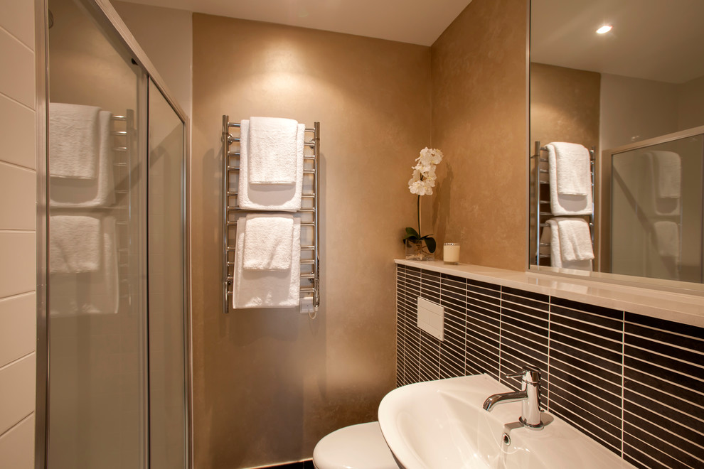 Modelo de cuarto de baño principal actual pequeño con ducha empotrada y lavabo con pedestal