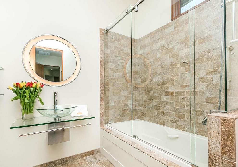 На фото: ванная комната среднего размера в современном стиле с душем над ванной, коричневой плиткой, керамической плиткой, белыми стенами, полом из керамической плитки, настольной раковиной, стеклянной столешницей, коричневым полом, душем с раздвижными дверями, ванной в нише и душевой кабиной