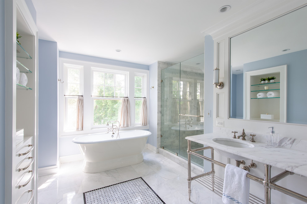 Idee per una grande stanza da bagno padronale stile marino con doccia alcova, piastrelle grigie, pareti blu, pavimento con piastrelle in ceramica, pavimento multicolore, porta doccia a battente e top bianco
