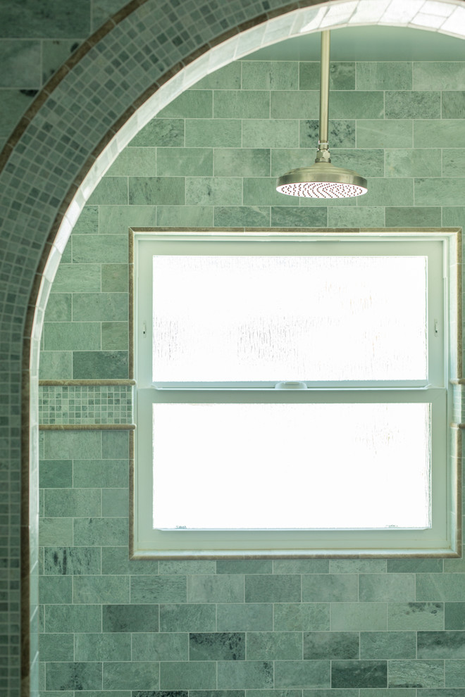 Immagine di una stanza da bagno per bambini mediterranea di medie dimensioni con lavabo da incasso, ante lisce, ante bianche, top in granito, vasca da incasso, doccia alcova, WC monopezzo, piastrelle verdi, piastrelle in pietra, pareti verdi e pavimento in marmo
