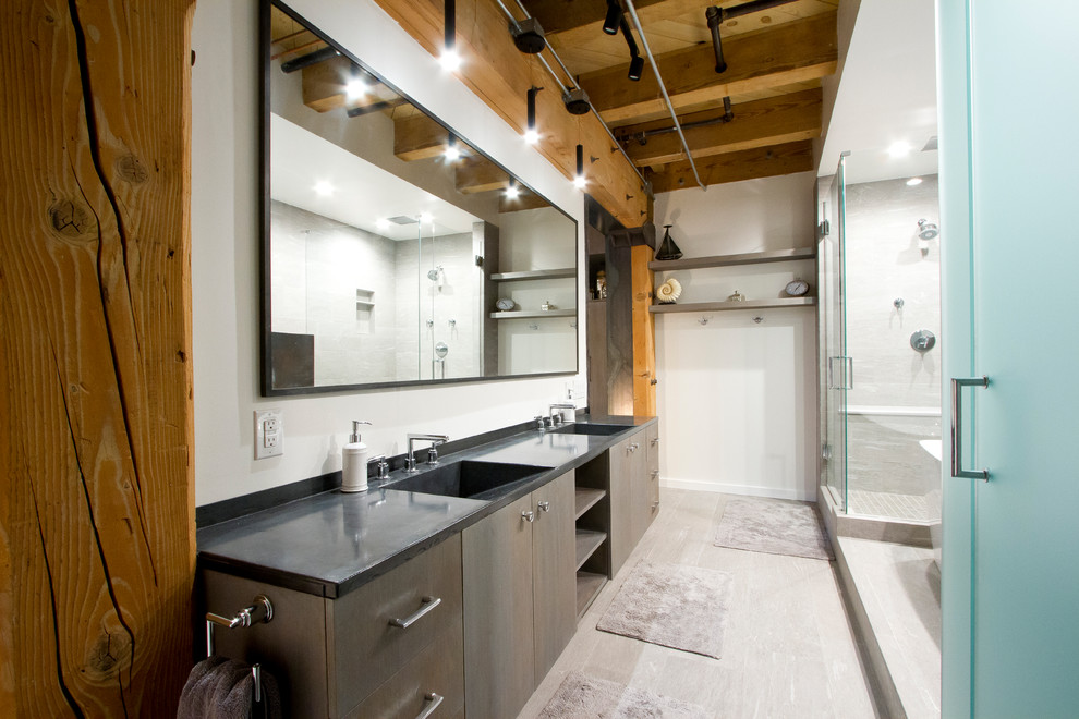 Imagen de cuarto de baño principal urbano pequeño con bañera exenta, sanitario de una pieza, baldosas y/o azulejos grises, encimera de cemento, ducha con puerta con bisagras y encimeras grises