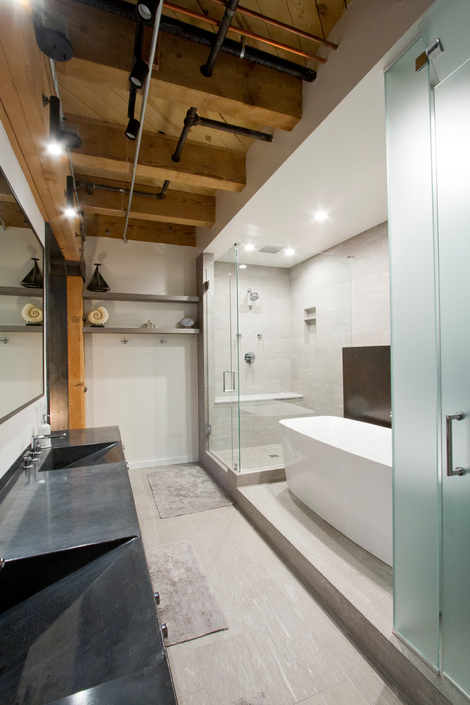 Inspiration för små industriella grått en-suite badrum, med ett fristående badkar, en toalettstol med hel cisternkåpa, grå kakel, bänkskiva i betong och dusch med gångjärnsdörr
