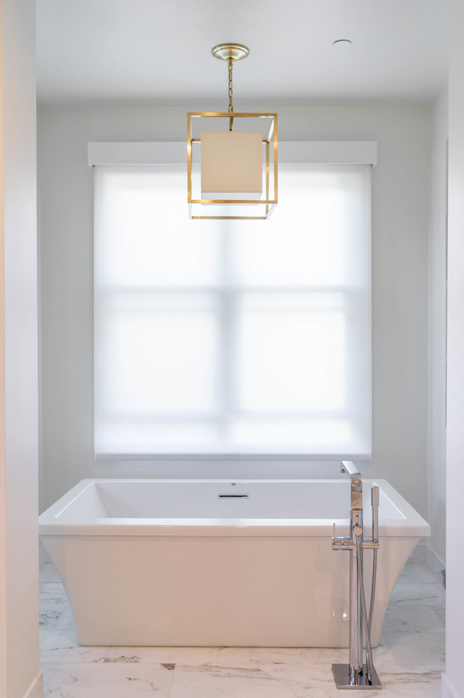 Идея дизайна: главная ванная комната среднего размера в современном стиле с отдельно стоящей ванной, серыми стенами, мраморным полом и белым полом
