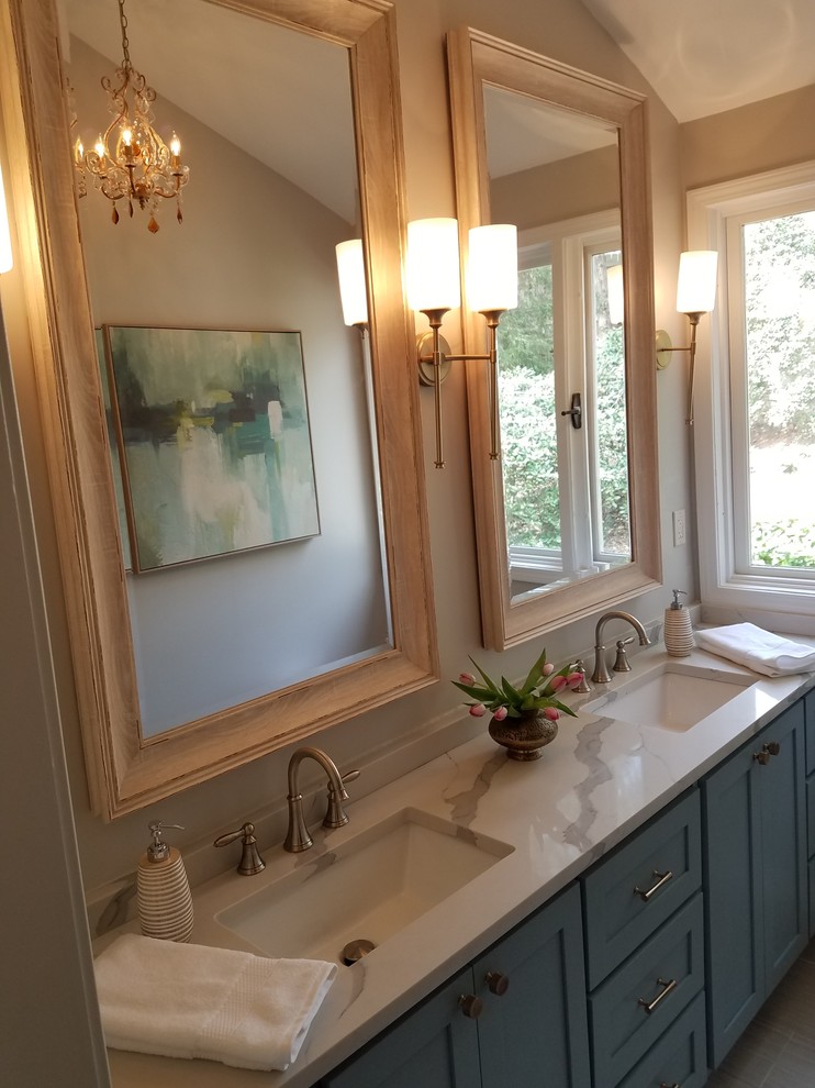 Foto på ett mellanstort vintage vit en-suite badrum, med skåp i shakerstil, blå skåp, en toalettstol med separat cisternkåpa, grå väggar, klinkergolv i porslin, ett undermonterad handfat, bänkskiva i kvarts och grått golv