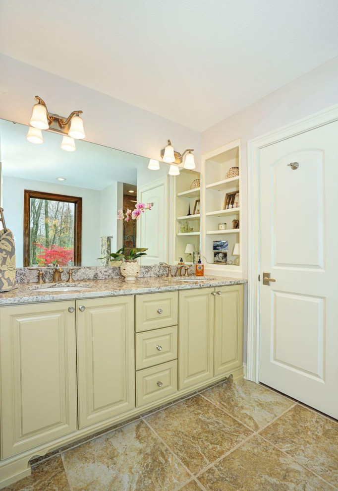 Foto di una stanza da bagno padronale stile americano di medie dimensioni con ante con bugna sagomata, ante gialle, top in granito, un lavabo e mobile bagno incassato
