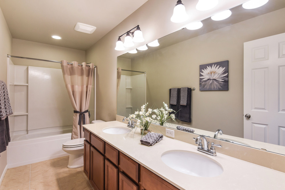 Großes Klassisches Badezimmer En Suite mit Duschbadewanne, Toilette mit Aufsatzspülkasten, beiger Wandfarbe, Keramikboden, Unterbauwaschbecken, Quarzit-Waschtisch und beigem Boden in Seattle