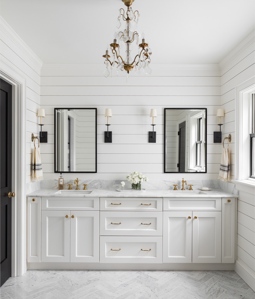 Ejemplo de cuarto de baño principal, de estilo de casa de campo, con armarios estilo shaker, puertas de armario blancas, paredes blancas, lavabo bajoencimera, suelo gris y encimeras grises