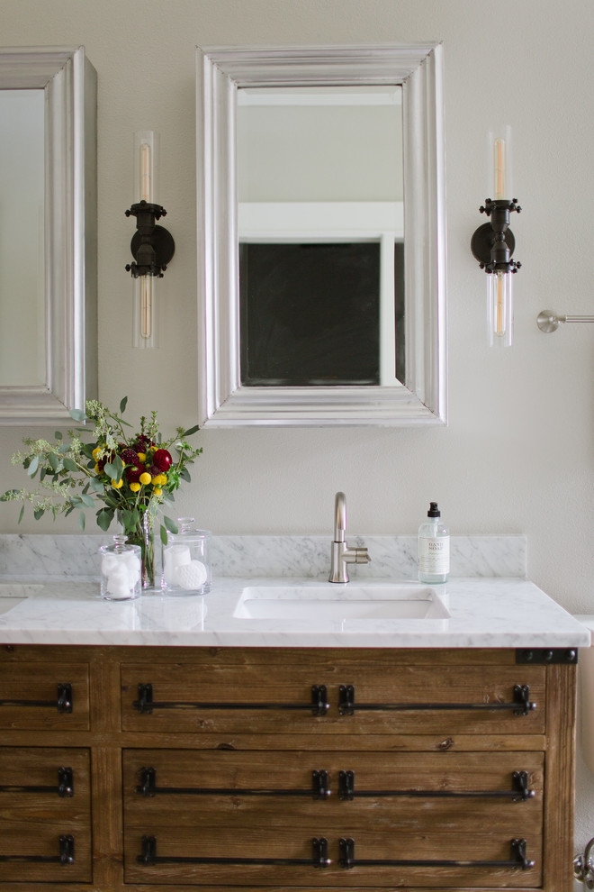 Exempel på ett mellanstort klassiskt vit vitt en-suite badrum, med möbel-liknande, skåp i slitet trä, ett fristående badkar, en dusch i en alkov, en toalettstol med separat cisternkåpa, grå kakel, porslinskakel, grå väggar, klinkergolv i porslin, ett undermonterad handfat, marmorbänkskiva, grått golv och dusch med skjutdörr