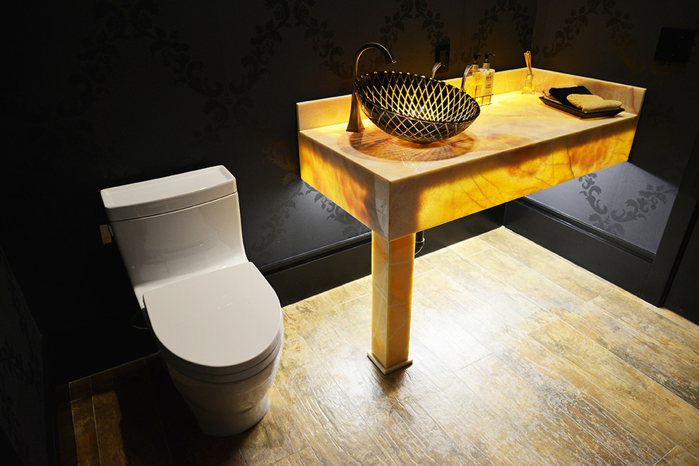 Идея дизайна: маленькая ванная комната в современном стиле с настольной раковиной, столешницей из оникса, унитазом-моноблоком, коричневой плиткой, керамической плиткой, черными стенами, полом из керамической плитки и душевой кабиной для на участке и в саду