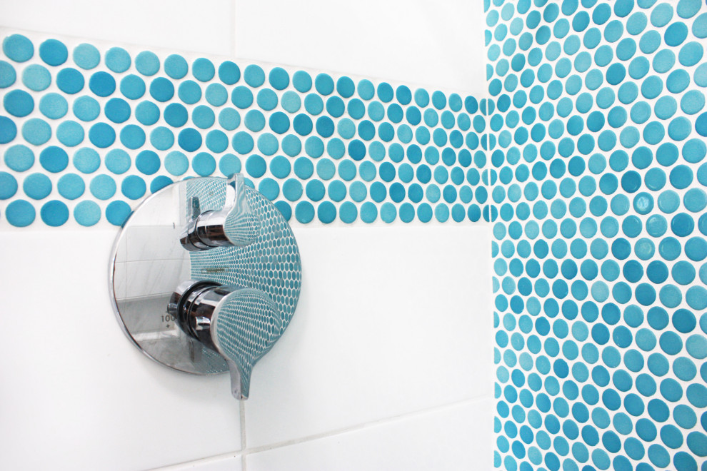 Aménagement d'une salle de bain moderne avec un carrelage bleu et des carreaux de céramique.