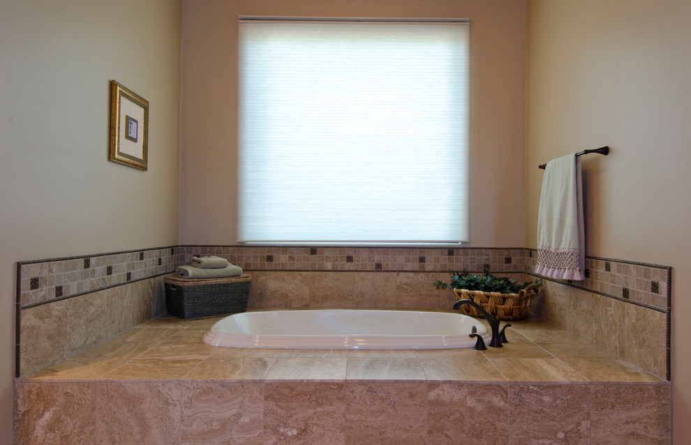 Medelhavsstil inredning av ett mellanstort en-suite badrum, med ett platsbyggt badkar och stenkakel