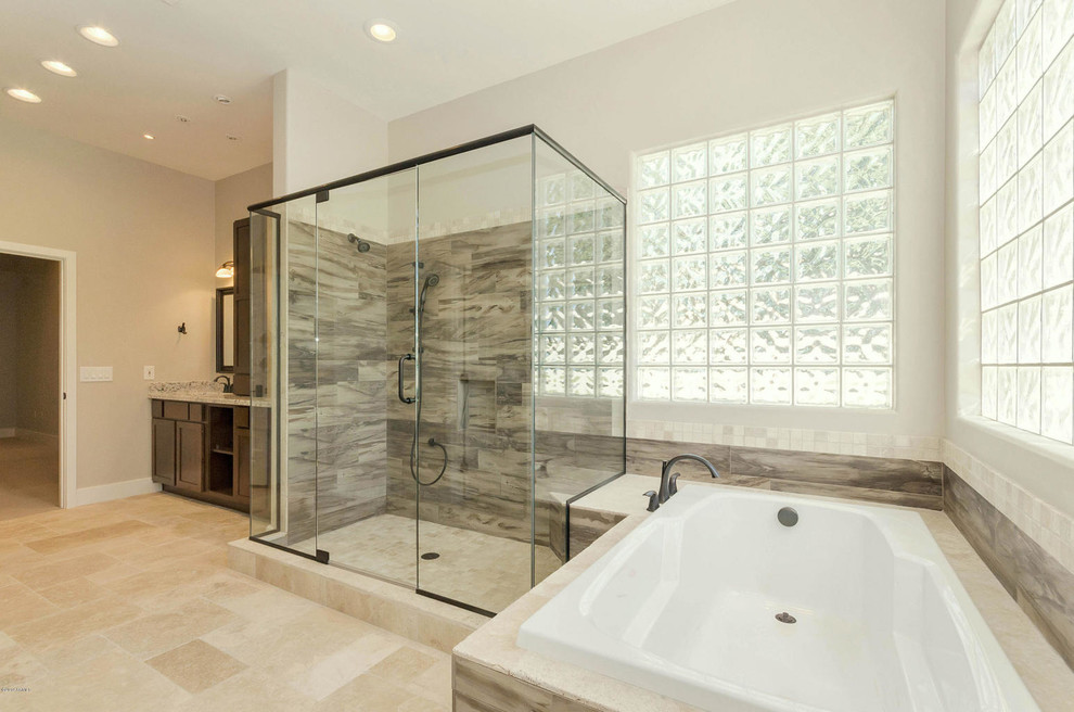 Exempel på ett stort modernt en-suite badrum, med ett undermonterad handfat, skåp i shakerstil, skåp i mellenmörkt trä, granitbänkskiva, en öppen dusch, grå kakel, porslinskakel och travertin golv