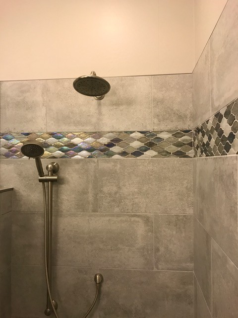 Idée de décoration pour une salle de bain principale marine de taille moyenne avec une douche ouverte, un carrelage gris et des carreaux de porcelaine.