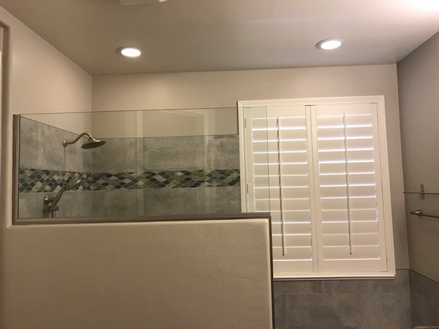 Inspiration för ett mellanstort maritimt en-suite badrum, med en öppen dusch, grå kakel och porslinskakel