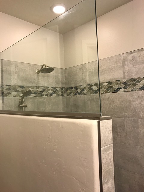 Bild på ett mellanstort maritimt en-suite badrum, med en öppen dusch, grå kakel och porslinskakel