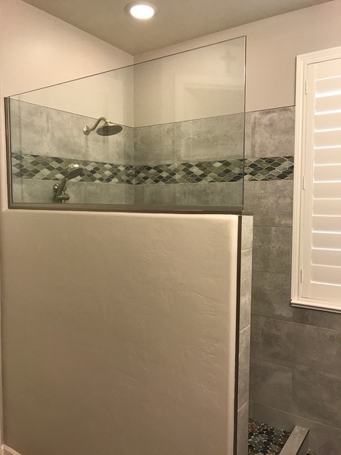 Ispirazione per una stanza da bagno padronale stile marinaro di medie dimensioni con doccia aperta, piastrelle grigie e piastrelle in gres porcellanato