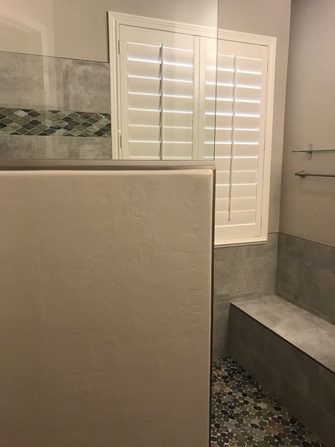 Idee per una stanza da bagno padronale stile marinaro di medie dimensioni con doccia aperta, piastrelle grigie e piastrelle in gres porcellanato