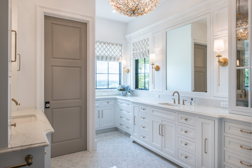 Foto de cuarto de baño principal y a medida tradicional de tamaño medio con puertas de armario blancas, suelo de baldosas de porcelana, encimera de cuarzo compacto y encimeras blancas