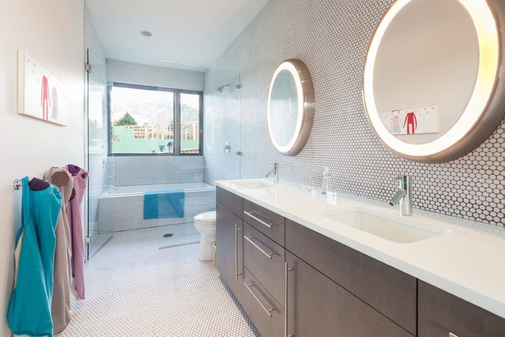 Aménagement d'une grande salle de bain principale moderne avec des portes de placard blanches, une baignoire indépendante, une douche d'angle, un carrelage gris, un carrelage blanc, un mur multicolore, parquet clair, un lavabo suspendu, un sol marron et une cabine de douche à porte battante.