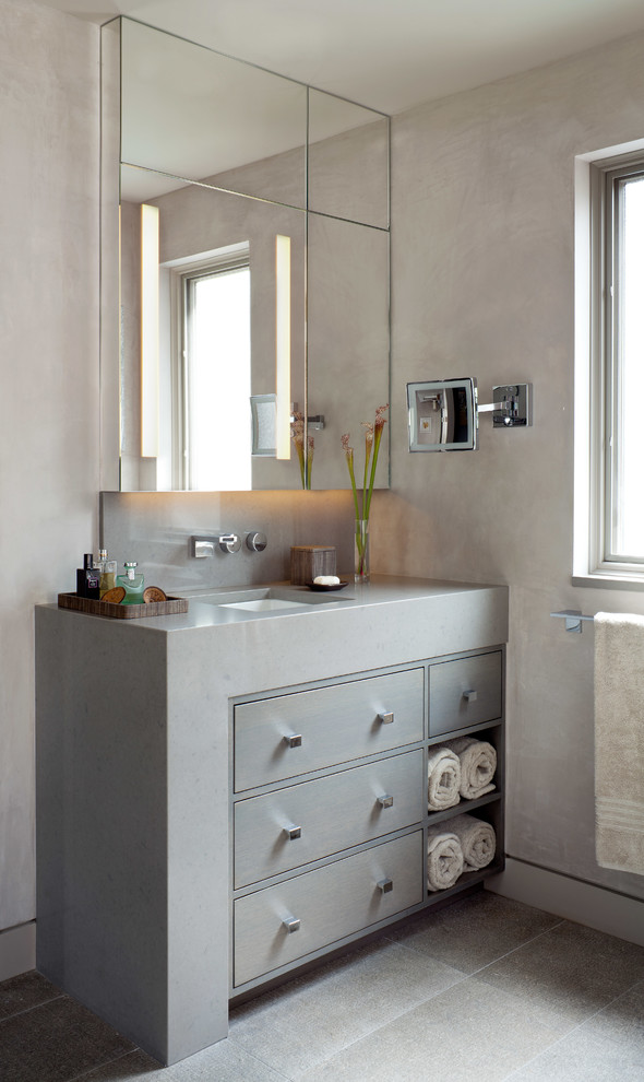 Inspiration för ett funkis badrum, med ett undermonterad handfat, släta luckor, grå skåp och grå väggar