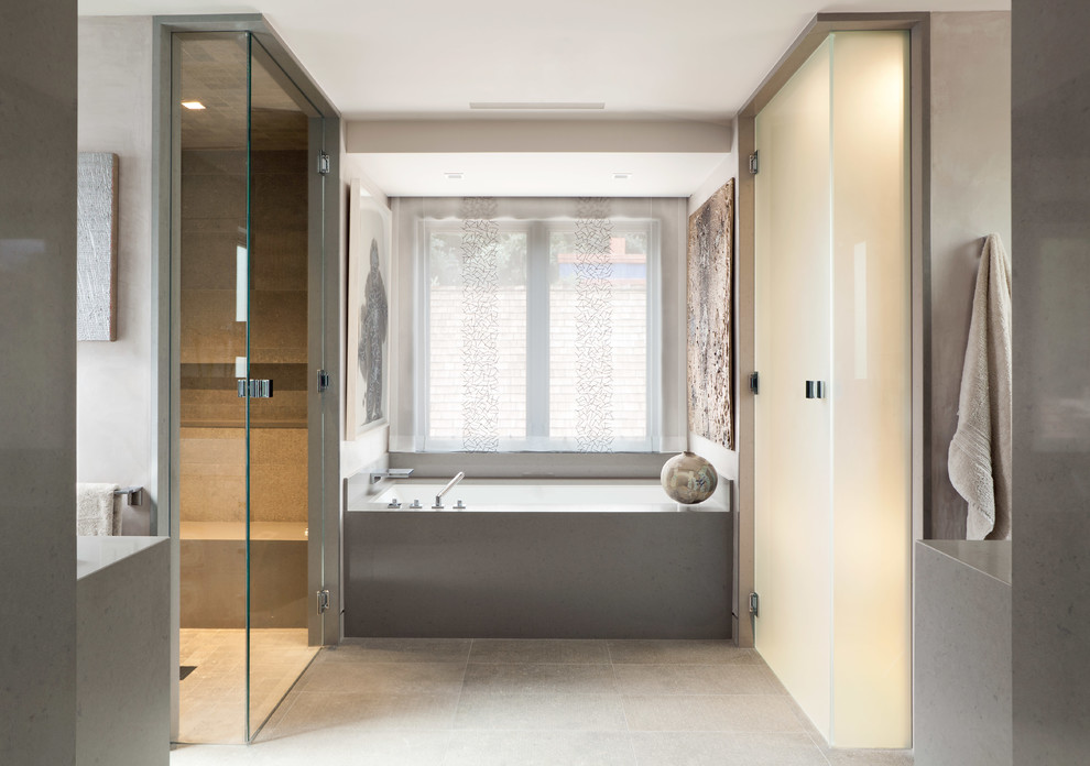 Идея дизайна: ванная комната в современном стиле с ванной в нише, душем без бортиков, серой плиткой, серыми стенами и окном