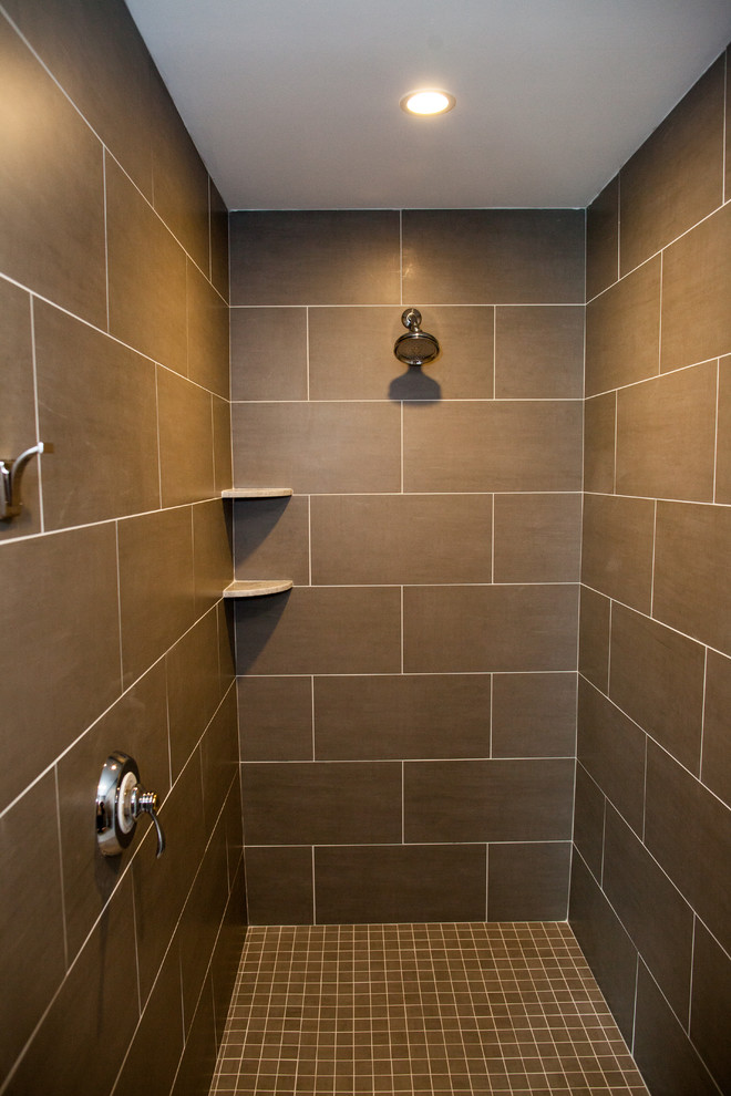 На фото: ванная комната в стиле кантри с душем в нише, коричневой плиткой и керамогранитной плиткой