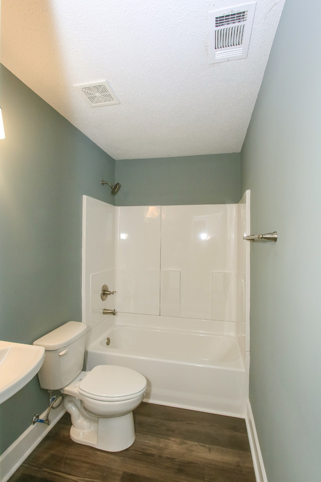 Großes Modernes Duschbad mit Badewanne in Nische, Duschnische, Wandtoilette mit Spülkasten, blauer Wandfarbe, Vinylboden, Sockelwaschbecken, braunem Boden, Duschvorhang-Duschabtrennung und weißer Waschtischplatte in Atlanta