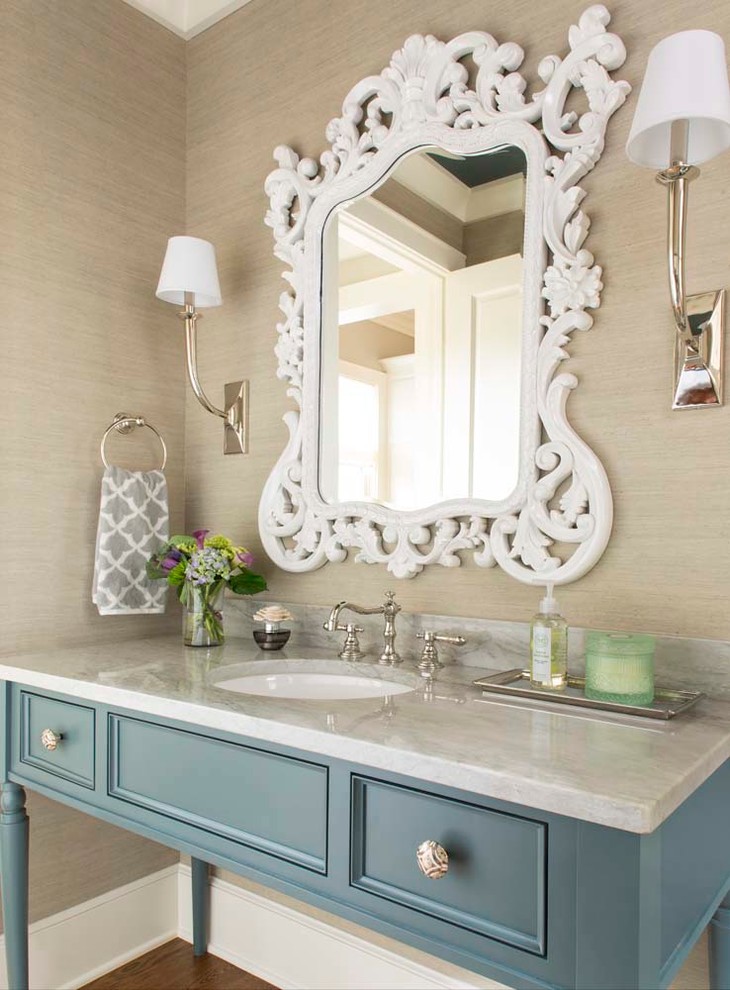Ejemplo de cuarto de baño tradicional renovado con puertas de armario azules, suelo de madera en tonos medios y encimeras grises