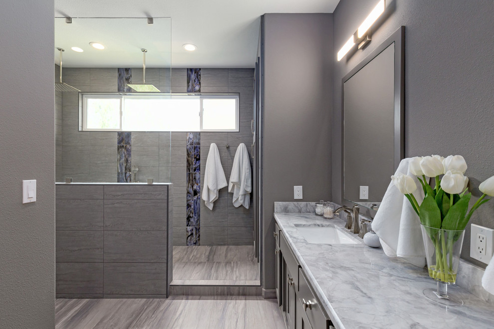 Идея дизайна: большая главная ванная комната в стиле модернизм с серыми фасадами, двойным душем, синей плиткой, серой плиткой, керамогранитной плиткой, серыми стенами, полом из керамогранита, врезной раковиной, мраморной столешницей, коричневым полом, открытым душем и серой столешницей