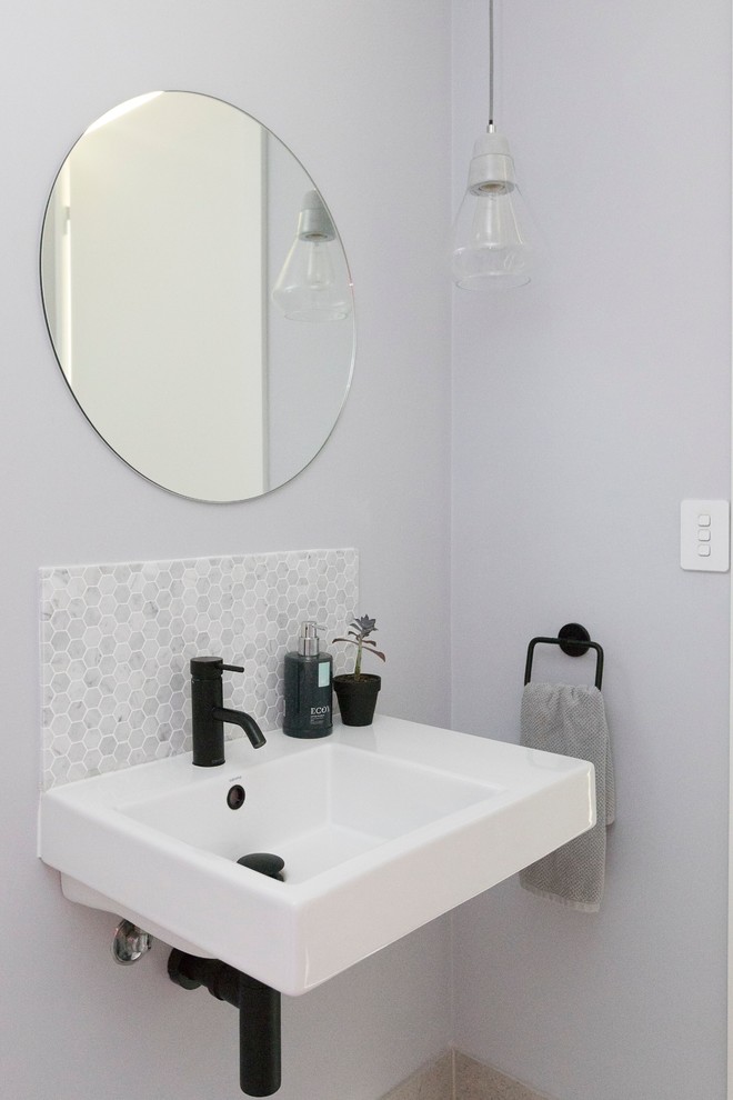 Ispirazione per una stanza da bagno design di medie dimensioni con doccia aperta, piastrelle nere, pareti bianche, pavimento con piastrelle in ceramica, lavabo sospeso, pavimento beige e doccia aperta