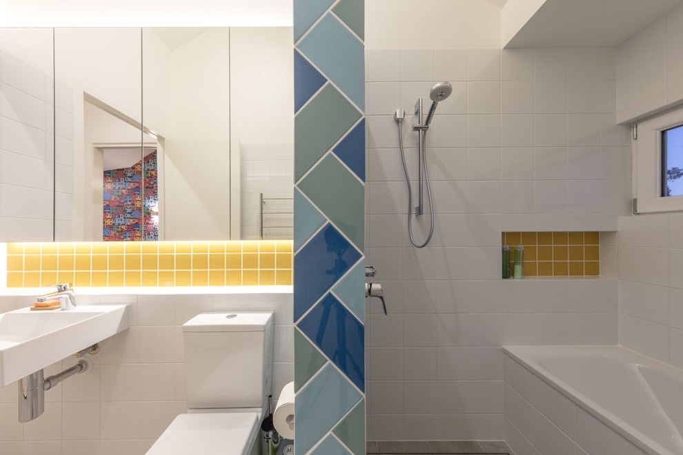 Mittelgroßes Modernes Badezimmer En Suite mit Glasfronten, Einbaubadewanne, offener Dusche, Toilette mit Aufsatzspülkasten, gelben Fliesen, Keramikfliesen, weißer Wandfarbe, Keramikboden, Wandwaschbecken, grauem Boden und offener Dusche in Canberra - Queanbeyan