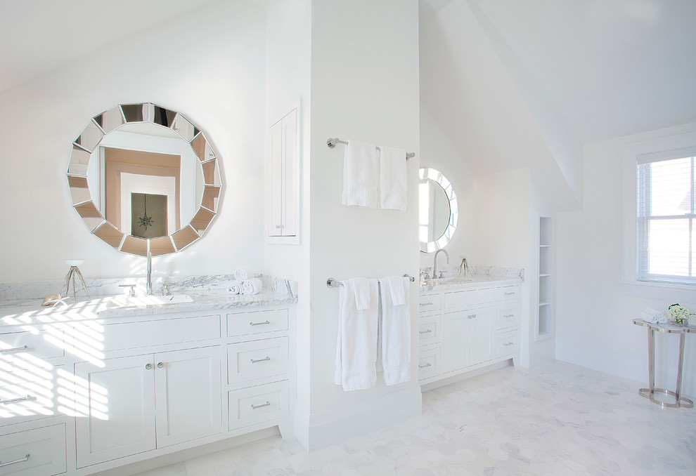 Ispirazione per una stanza da bagno costiera con ante in stile shaker, ante bianche e pareti bianche