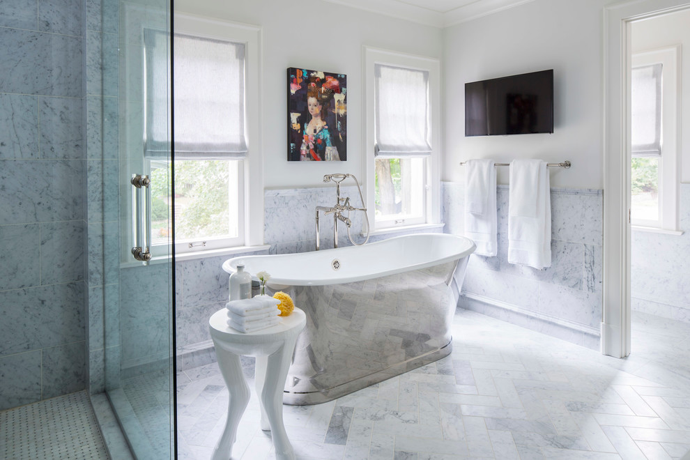 Exempel på ett klassiskt en-suite badrum, med ett fristående badkar, en hörndusch, flerfärgad kakel, marmorkakel, vita väggar, vitt golv och dusch med gångjärnsdörr