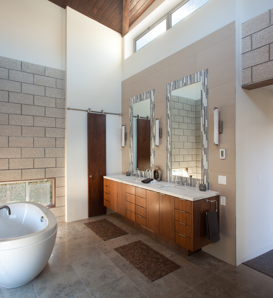 Источник вдохновения для домашнего уюта: ванная комната в современном стиле с плоскими фасадами, фасадами цвета дерева среднего тона и отдельно стоящей ванной