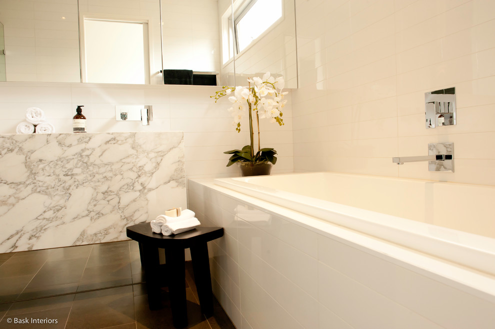 Стильный дизайн: ванная комната в современном стиле с ванной в нише, угловым душем, керамогранитной плиткой, мраморной столешницей и душем с распашными дверями - последний тренд