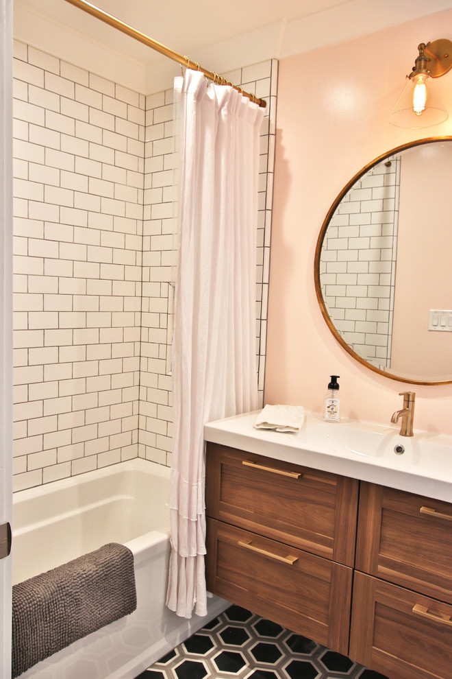 Exempel på ett mellanstort modernt vit vitt badrum för barn, med skåp i shakerstil, bruna skåp, ett badkar i en alkov, en dusch/badkar-kombination, en toalettstol med separat cisternkåpa, vit kakel, porslinskakel, rosa väggar, cementgolv, ett undermonterad handfat, bänkskiva i kvarts, svart golv och dusch med duschdraperi